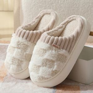 #315 SALE 🛑8 NEW! Checkered Fuzzy Warmies SLIPPERS